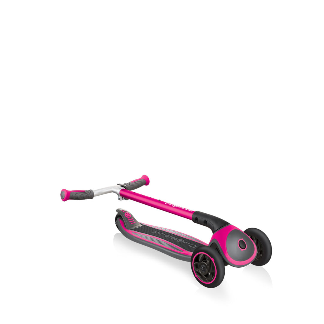 קורקינט 3 גלגלים גלובר מאסטר Globber Master מנגנון היגוי בהטייה, גובה מתכוונן, צבע שחור ורוד
