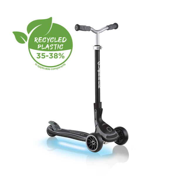 קורקינט 3 גלגלים גלובר אולטימום Globber Ultimum Lights מנגנון היגוי בהטייה, גובה מתכוונן, צבע שחור אפור עם תאורת לד מתחת למשטח