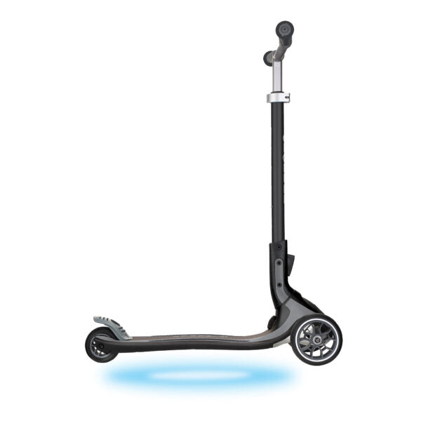 קורקינט 3 גלגלים גלובר אולטימום Globber Ultimum Lights מנגנון היגוי בהטייה, גובה מתכוונן, צבע שחור אפור עם תאורת לד מתחת למשטח