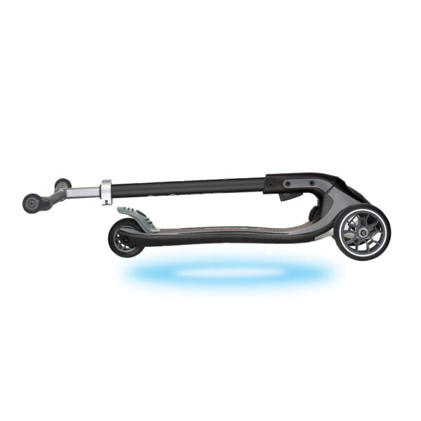 קורקינט 3 גלגלים גלובר אולטימום Globber Ultimum Lights מנגנון היגוי בהטייה, גובה מתכוונן, צבע שחור אפור עם תאורת לד מתחת למשטח