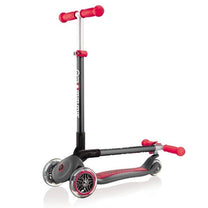 קורקינט לילדים 3 גלגלים גלובר פרימו מתקפל  Globber Primo foldable  היגוי בהטייה, גובה מתכוונן, צבע אדום אפור