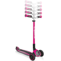 קורקינט 3 גלגלים גלובר מאסטר  Globber Master מנגנון היגוי בהטייה, גובה מתכוונן, צבע שחור ורוד