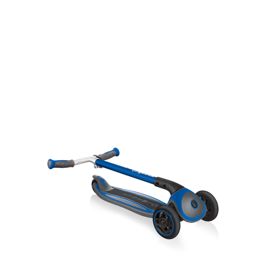 קורקינט 3 גלגלים גלובר מאסטר  Globber Master מנגנון היגוי בהטייה, גובה מתכוונן, צבע שחור כחול