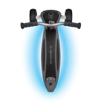 קורקינט 3 גלגלים גלובר אולטימום   Globber Ultimum Lights מנגנון היגוי בהטייה, גובה מתכוונן, צבע שחור אפור עם תאורת לד מתחת למשטח