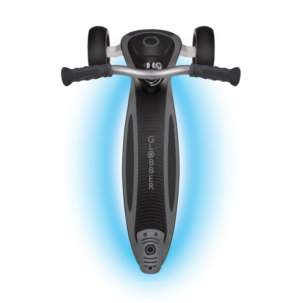 קורקינט 3 גלגלים גלובר אולטימום   Globber Ultimum Lights מנגנון היגוי בהטייה, גובה מתכוונן, צבע שחור אפור עם תאורת לד מתחת למשטח
