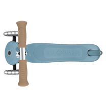 קורקינט 3 גלגלים חכם לילדים כחול  Globber דגם Signature Lights – סדרת Ecologic מוצר זה זמין לפרה-אורדר, הזמנה מוקדמת. המשלוח יתבצע החל מתאריך 18.6.2026