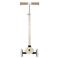 קורקינט 3 גלגלים חכם לילדים בז׳ - חול Globber דגם Signature Lights – סדרת Ecologic מוצר זה זמין לפרה-אורדר. המשלוח יתבצע החל מתאריך 18.6.2026
