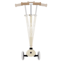 קורקינט 3 גלגלים חכם לילדים בז׳ - חול Globber דגם Signature Lights – סדרת Ecologic מוצר זה זמין לפרה-אורדר. המשלוח יתבצע החל מתאריך 18.6.2026