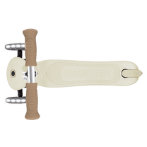 קורקינט 3 גלגלים חכם לילדים בז׳ - חול Globber דגם Signature Lights – סדרת Ecologic מוצר זה זמין לפרה-אורדר. המשלוח יתבצע החל מתאריך 18.6.2026