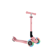 קורקינט לילדים 3 גלגלים גלובר פרימו ג'וניור מתקפל עם אורות בגלגלים (האורות ניתנים לביטול) ורוד פסטל Globber Primo Junior foldable מנגנון היגוי בהטייה, גובה מתכוונן