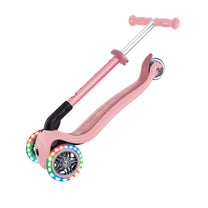 קורקינט לילדים 3 גלגלים גלובר פרימו ג'וניור מתקפל עם אורות בגלגלים (האורות ניתנים לביטול) ורוד פסטל Globber Primo Junior foldable מנגנון היגוי בהטייה, גובה מתכוונן