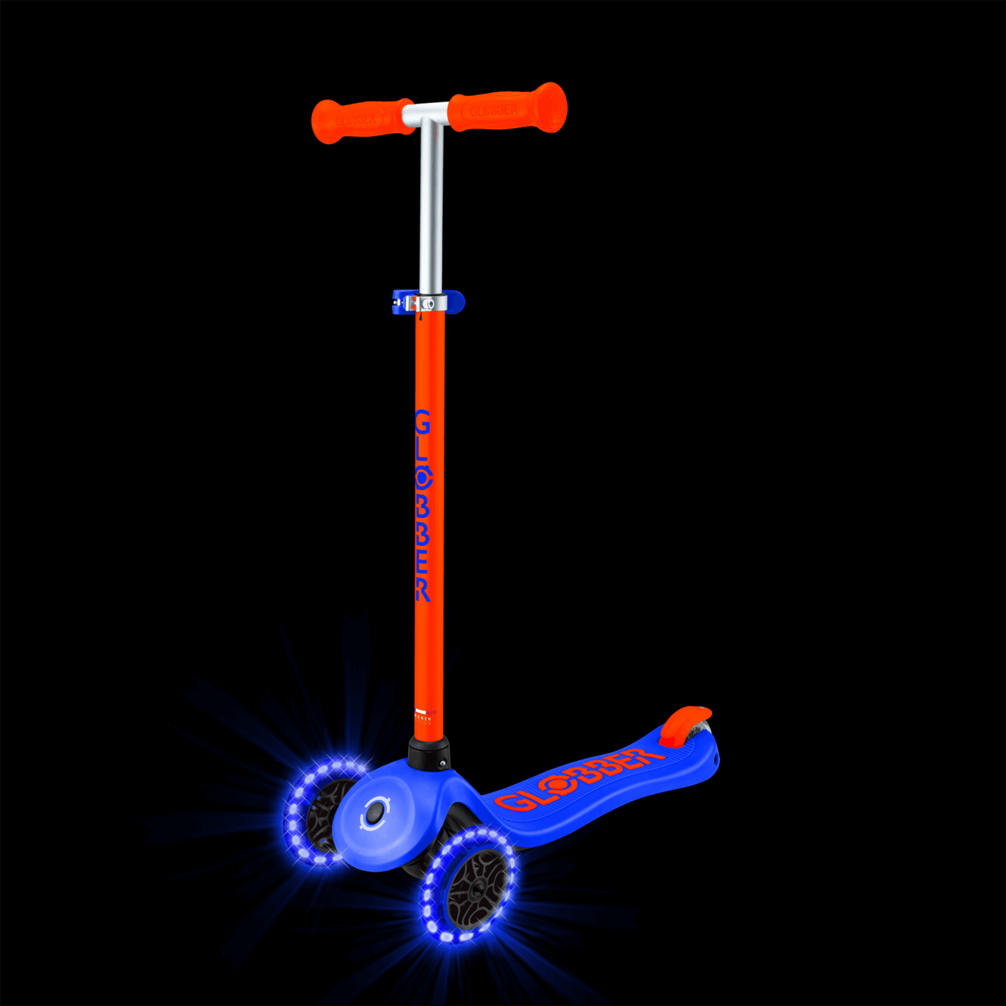 קורקינט 3 גלגלים חכם לילדים כחול Globber דגם Primo PLUS Lights NEON – סדרת Ecologic מוצר זה זמין לפרה-אורדר. המשלוח יתבצע החל מתאריך 18.6.2026