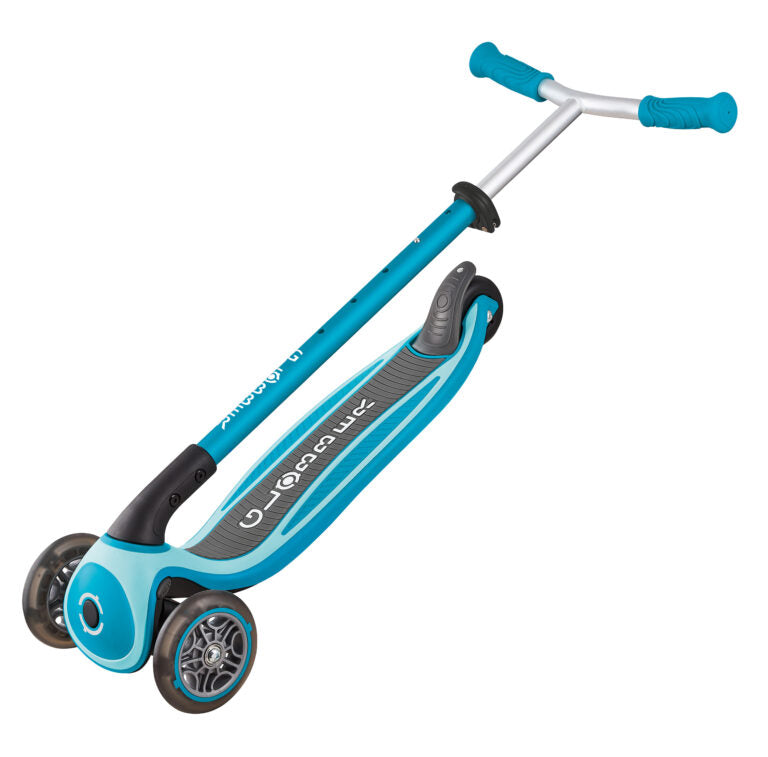 קורקינט 3 גלגלים גלובר מאסטר  Globber Master מנגנון היגוי בהטייה, גובה מתכוונן, צבע שחור כחול אקווה  מוצר זה זמין לפרה-אורדר. המשלוח יתבצע החל מתאריך 18.6.2026