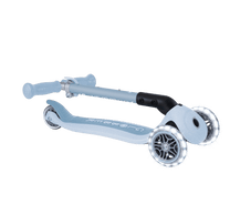 קורקינט 3 גלגלים מתקפל לילדים Globber דגם Primo Junior Lights (האורות ניתנים לביטול) – סדרת Ecologic בלוברי תכלת