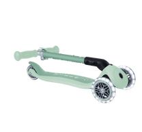 קורקינט 3 גלגלים מתקפל לילדים Globber דגם Primo Junior Lights (האורות ניתנים לביטול) – סדרת Ecologic פיסטוק