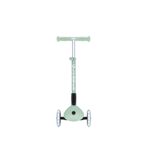 קורקינט 3 גלגלים מתקפל לילדים Globber דגם Primo Junior Lights (האורות ניתנים לביטול) – סדרת Ecologic פיסטוק