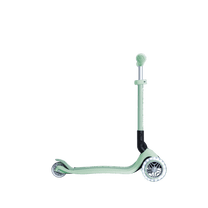 קורקינט 3 גלגלים מתקפל לילדים Globber דגם Primo Junior Lights (האורות ניתנים לביטול) – סדרת Ecologic פיסטוק