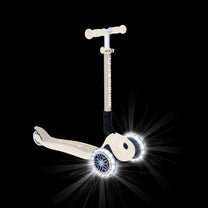 קורקינט לילדים 3 גלגלים גלובר פרימו ג'וניור מתקפל עם אורות בגלגלים (האורות ניתנים לביטול) Globber Primo Junior foldable מנגנון היגוי בהטייה, גובה מתכוונן, צבע לבן קוקוס (Copy)