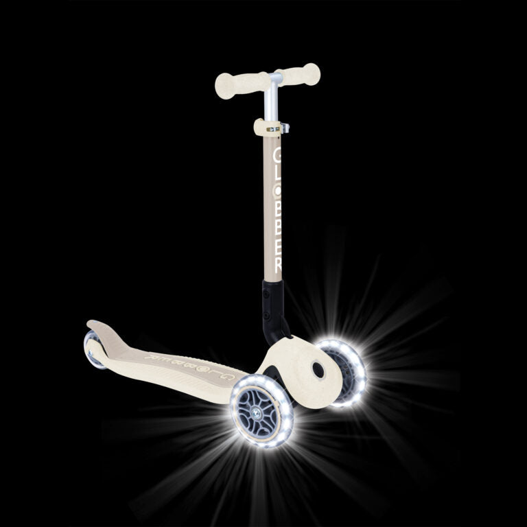 קורקינט לילדים 3 גלגלים גלובר פרימו ג'וניור מתקפל עם אורות בגלגלים (האורות ניתנים לביטול) Globber Primo Junior foldable מנגנון היגוי בהטייה, גובה מתכוונן, צבע לבן קוקוס (Copy)