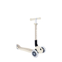 קורקינט לילדים 3 גלגלים גלובר פרימו ג'וניור מתקפל עם אורות בגלגלים (האורות ניתנים לביטול) Globber Primo Junior foldable מנגנון היגוי בהטייה, גובה מתכוונן, צבע לבן קוקוס (Copy)