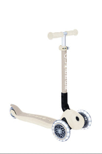 קורקינט לילדים 3 גלגלים גלובר פרימו ג'וניור מתקפל עם אורות בגלגלים (האורות ניתנים לביטול) Globber Primo Junior foldable מנגנון היגוי בהטייה, גובה מתכוונן, צבע לבן קוקוס (Copy)