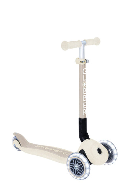 קורקינט לילדים 3 גלגלים גלובר פרימו ג'וניור מתקפל עם אורות בגלגלים (האורות ניתנים לביטול) Globber Primo Junior foldable מנגנון היגוי בהטייה, גובה מתכוונן, צבע לבן קוקוס (Copy)