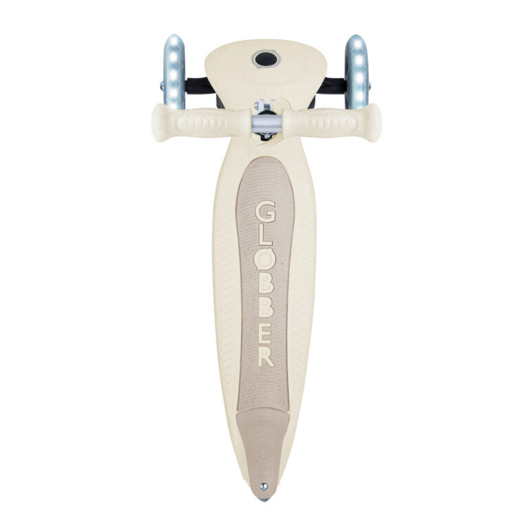 קורקינט לילדים 3 גלגלים גלובר פרימו ג'וניור מתקפל עם אורות בגלגלים (האורות ניתנים לביטול) Globber Primo Junior foldable מנגנון היגוי בהטייה, גובה מתכוונן, צבע לבן קוקוס (Copy)