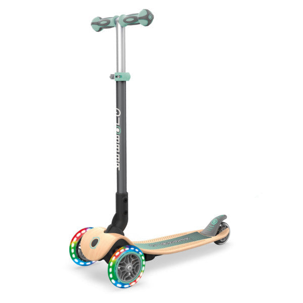 קורקינט לילדים 3 גלגלים גלובר פרימו משטח עץ מתקפל עם אורות Globber Primo Foldable Wood Lights  מנגנון היגוי בהטייה, צבע עץ וירוק מנטה