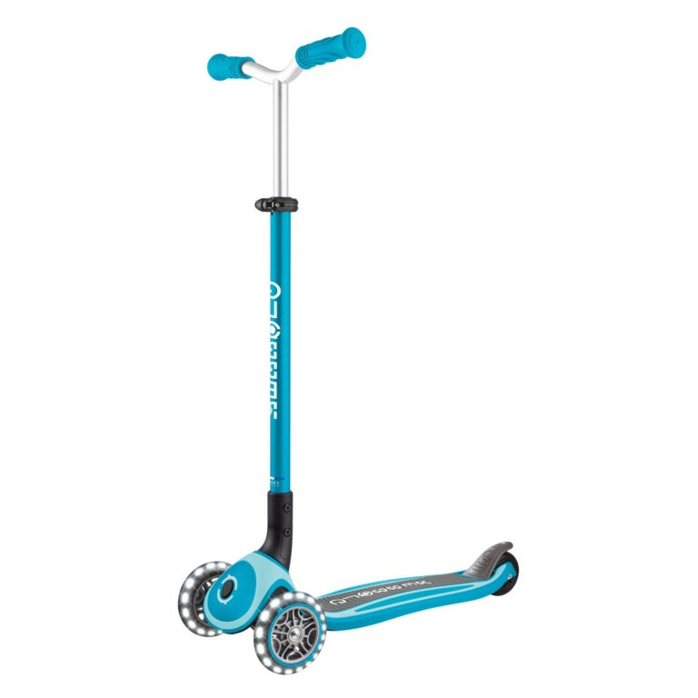קורקינט 3 גלגלים גלובר מאסטר עם אורות בגלגלים  Globber Master lights מנגנון היגוי בהטייה, גובה מתכוונן, צבע כחול